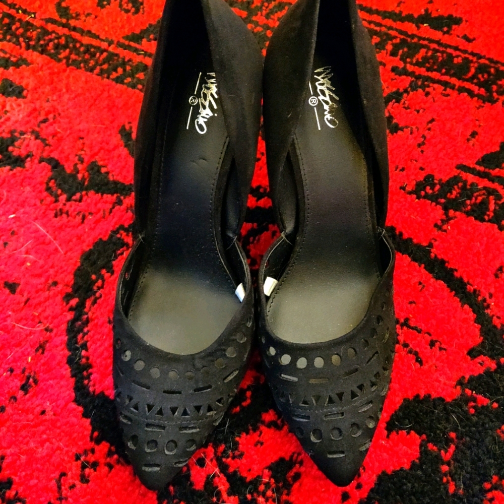 Laser-cut stiletto pumps